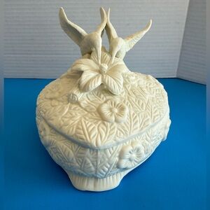 Vtg Porcelain Bisque Heart-Shaped Trinket Box Ivory Colour Hummingbirds Flowers